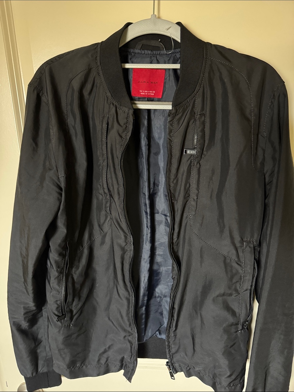 Zara Black Men’s Bomber Jacket with Subtle Paneling